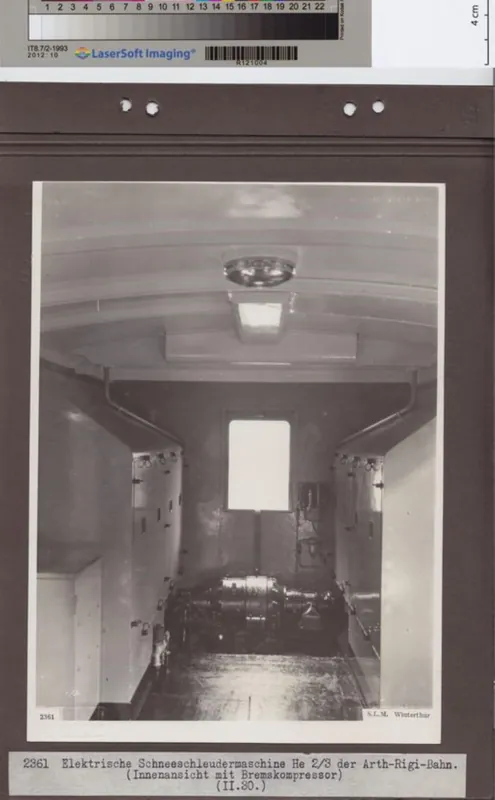 Elektrische Schneeschleudermaschine He 2/3 der Arth- Rigi -Bahn, Innenansicht mit Bremskompressor (ca. 1930)