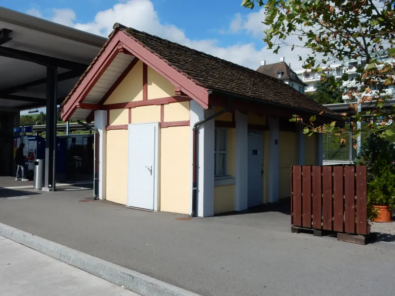 Küssnacht am Rigi, Bahnhofstrasse, SBB railroad site with signal box and toilet block (08.09.2015)