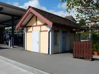 Küssnacht am Rigi, Bahnhofstrasse, SBB railroad site with signal box and toilet block (08.09.2015)