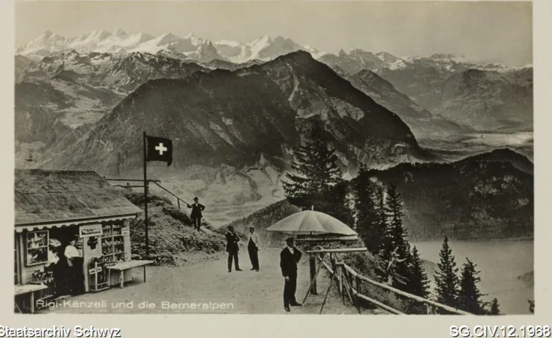 Rigi-Känzeli: Die Touristen bewundern Panorama auf die Berner Alpen und die Kioskfrau hält ihre Souvenirs feil (keine Angabe)