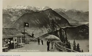 Rigi-Känzeli: Die Touristen bewundern Panorama auf die Berner Alpen und die Kioskfrau hält ihre Souvenirs feil (keine Angabe)