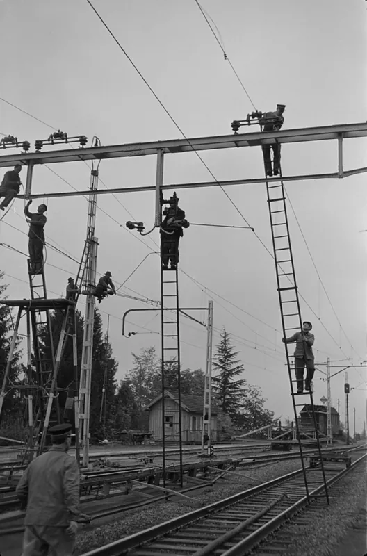 Auswechseln eines Fahrleitungsjochs in Küssnacht am Rigi (25.10.1951)