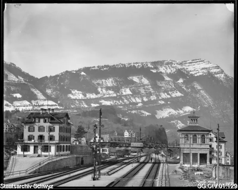 Goldau-Station: Mit Blick gegen Rigibahnstation und Rigi vom neuen Bahnhof aus (1895 - 1900)