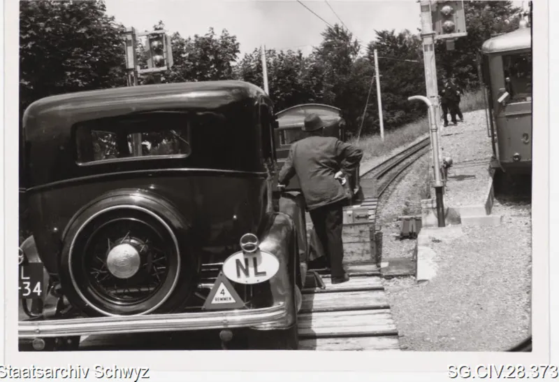 Verlad niederländischer Automobile mit der Vitznau-Rigi-Bahn auf die Rigi (keine Angabe)