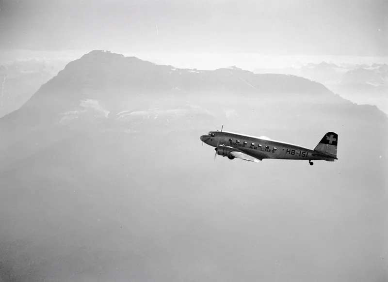 Douglas DC-2-115-D, HB-ISI in flight at the Rigi above Küssnacht SZ, looking southeast (SE) (1935-1944)