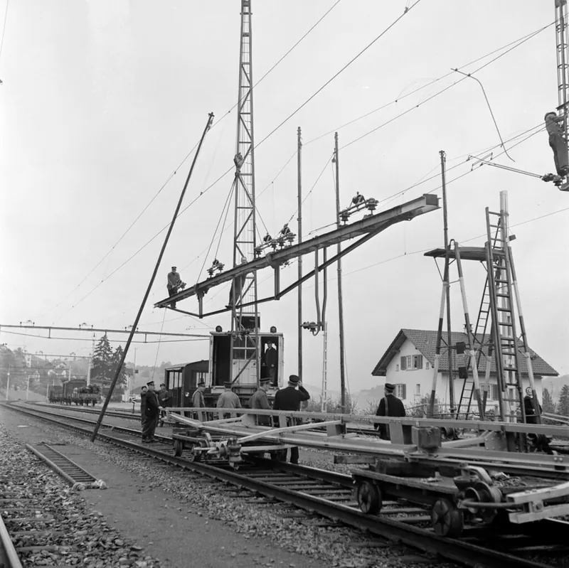 Fahrleitungsjochauswechslung in Küssnacht am Rigi (25.10.1951)