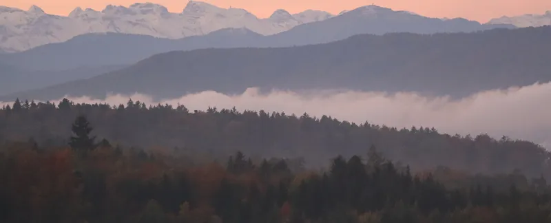 The fog above Lake Zürich and the hills and mountains surrounding it (2020-11-30)