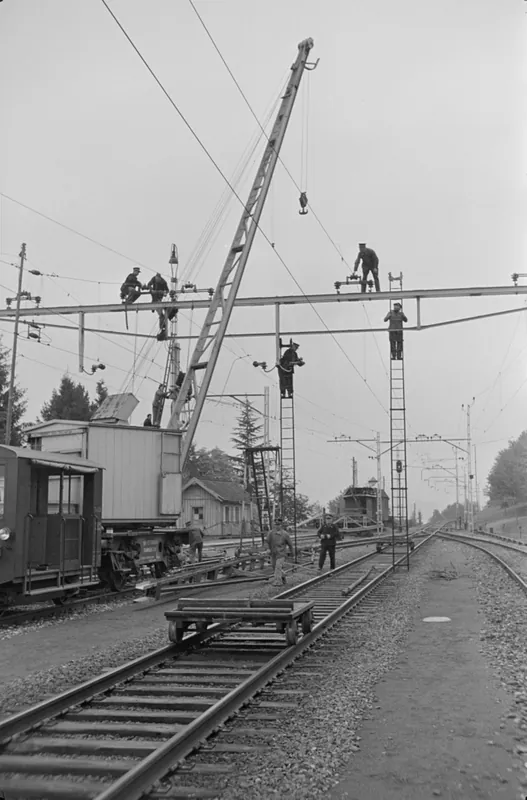 Auswechseln eines Fahrleitungsjochs in Küssnacht am Rigi (25.10.1951)