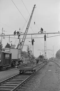 Auswechseln eines Fahrleitungsjochs in Küssnacht am Rigi (25.10.1951)