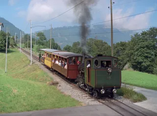 Goldau Bhf : Steam locomotive H 2/3 17 RB at 09:45, the last preparations for the Rigi-Kulm trip with 3 pre-carriages, departure 10:16 ; forerunner shuttle train Be 4/4 15 with Bt 39 (16.08.2000)