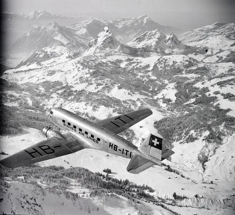 Douglas DC-2 115-B, HB-ITI in flight over Oberiberg, view direction big and no Mythen, Rigi, Pilatus (12.02.1935)