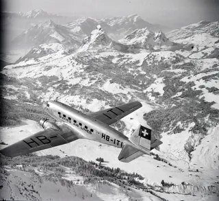 Douglas DC-2 115-B, HB-ITI in flight over Oberiberg, view direction big and no Mythen, Rigi, Pilatus (12.02.1935)