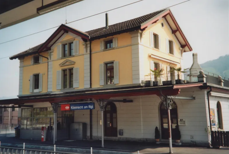 Küssnacht am Rigi , Stationsgebäude, Bahnseite (2012)