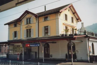 Küssnacht am Rigi , Stationsgebäude, Bahnseite (2012)