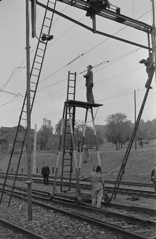 Auswechseln eines Fahrleitungsjochs in Küssnacht am Rigi (25.10.1951)