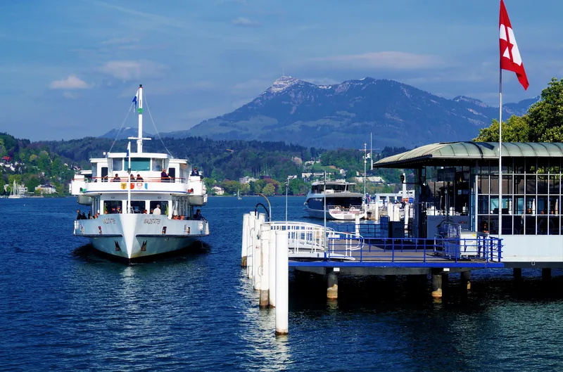 Vierwaldstättersee Luzern by Juliet van Ree (2017-04-24 17:42:25)