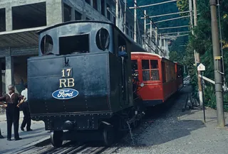 Vitznau, station, Vitznau-Rigi-Bahn (RVB) steam locomotive H 2/3 17 with pretending wagon (unbekannt)