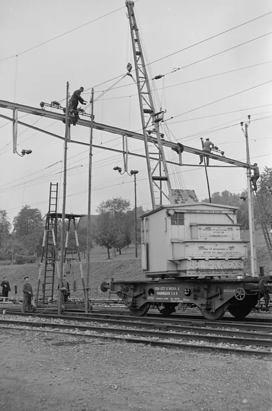 Auswechseln eines Fahrleitungsjochs in Küssnacht am Rigi (25.10.1951)