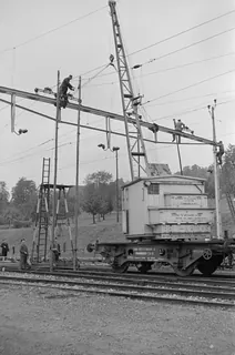 Auswechseln eines Fahrleitungsjochs in Küssnacht am Rigi (25.10.1951)
