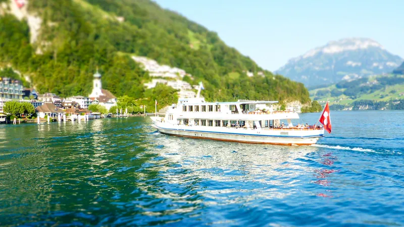 Boat Heading To Gersau (20444397054) (2015-08-31 18:31)