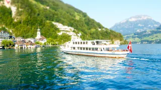 Boat Heading To Gersau (20444397054) (2015-08-31 18:31)