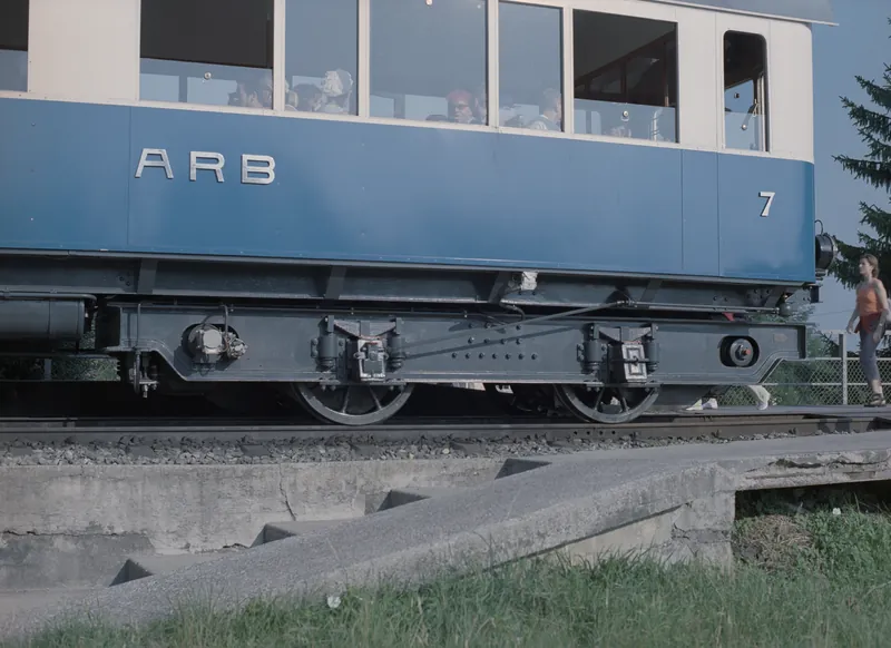 Kanton SZ, Arth, Arth-Goldau : Rigi railcar BDhe 2/4 7 on special trip for the Schwingertag on the Rigi, drive and bogie of the BDeh 2/4 7 of the Rigi-Bahn at the station ; protective line SBB Steinen-Schwyz at Km 15.770 ; Railcar BDeh 2/4 6 on the uphill run at 10:15 at Sonnenrain (Goldau) ; Railcar BDeh 2/4 13 and Bt 23 on the downhill run at 10:30 ; Vitznau-Rigi-Bahn Beh 4/4 22 and Bt 32 at Sonnenrain, downhill run at 10:32 ; Railcar BDeh 2/4 7 at 10:48 downhill run ; 11:00 uphill run of BDeh 2/4 7 ; Railcar BDeh 2/4 11 at 11.03 o'clock ; BDeh 2/4 6 in Kräbel at 11:43 on downhill ; railcar BDeh 2/4 6, a bar built in on the uphill side (13.07.2003)