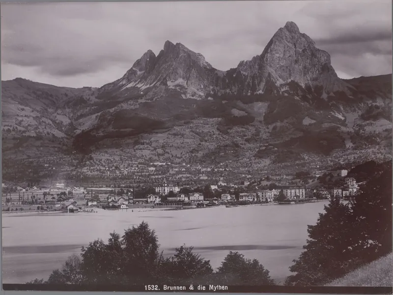 De plaats Brunnen en de twee 'Mythen' (gebergte), Zwitserland, RP-F-00-6210 (ca. 1900 - ca. 1920)