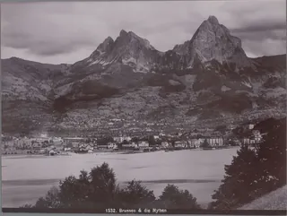 De plaats Brunnen en de twee 'Mythen' (gebergte), Zwitserland, RP-F-00-6210 (ca. 1900 - ca. 1920)