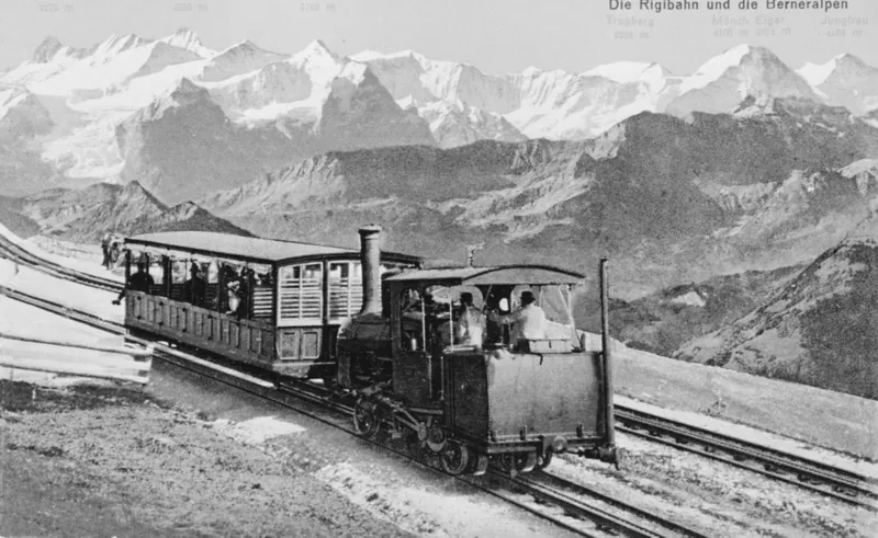 Rigibahn auf Rigi -Kulm mit Berneralpen, Dampflok Serie 1 - 6 mit liegendem Kessel, Reproduktion (ca. 1940 - ca. 1960)
