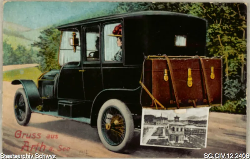 Fahrendes Auto mit Koffer im Aussenbereich mit Foto vom Areal Bahnhof Goldau und Talstation Arth-Rigi-Bahn (1917)