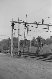 Auswechseln eines Fahrleitungsjochs in Küssnacht am Rigi (25.10.1951)