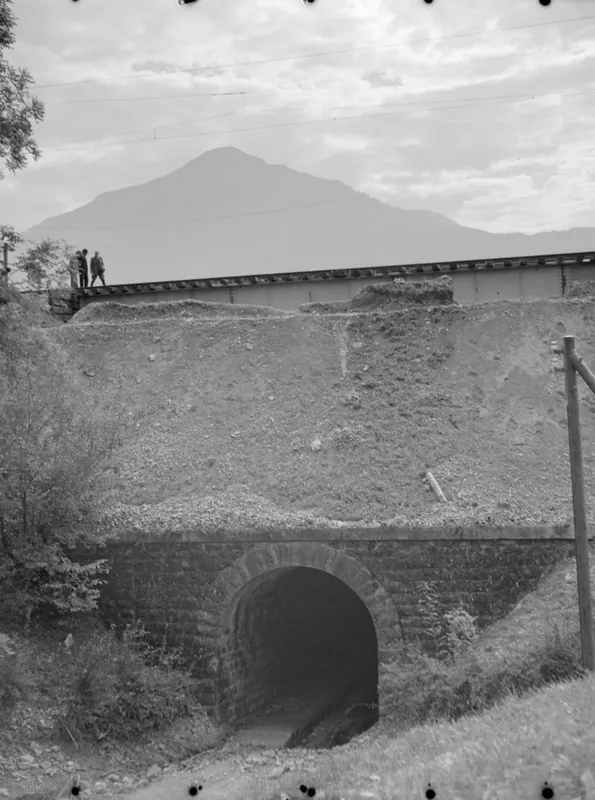 Hochwasserschaden bei Walchwil, weggespülter Bahndamm, Unterführung, Tunnel, Rigi , Männer auf Bahndamm (1934)