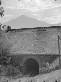 Hochwasserschaden bei Walchwil, weggespülter Bahndamm, Unterführung, Tunnel, Rigi , Männer auf Bahndamm (1934)