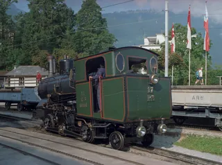 Kanton SZ, Arth, Goldau Bhf : steam locomotive H 2/3 17 RB at 09:45, the last preparations for the Rigi-Kulm-Fahrt with 3 pretenders, departure 10:16 ; forerunner shuttle train Be 4/4 15 with Bt 25 (16.08.2000)