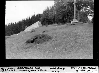 Seeboden-Alp, Errat. Granitblock mit Kreuz von Westen (1940)