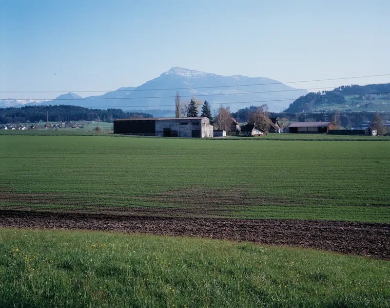 Risch ZG, On golf course southeast of Holzhäusern with the Kathrinenhof, in the background the Zugerberg, Buonas and Rigi (30.03.1994)