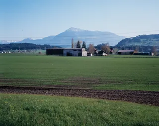 Risch ZG, On golf course southeast of Holzhäusern with the Kathrinenhof, in the background the Zugerberg, Buonas and Rigi (30.03.1994)
