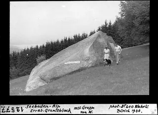 Seeboden-Alp, Errat. Granitblock mit Gruppe von Westen (1940)