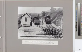 Vitznau- Rigi -Bahn H 1/2, Betriebsnummer 7, Fabriknummer 1, Ordre 1, Dampf-Zahnrad-Lokomotiven auf der Station Freibergen (ca. 1873)