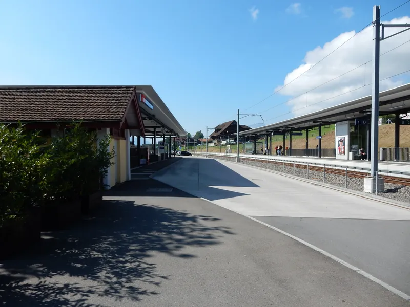 Küssnacht am Rigi, Bahnhofstrasse, SBB railroad site with signal box and toilet block (08.09.2015)