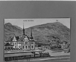 Bahnhof Arth-Goldau mit Dampfzug, im Hintergrund Rigi , Reproduktion einer Zeichnung (11.1981)