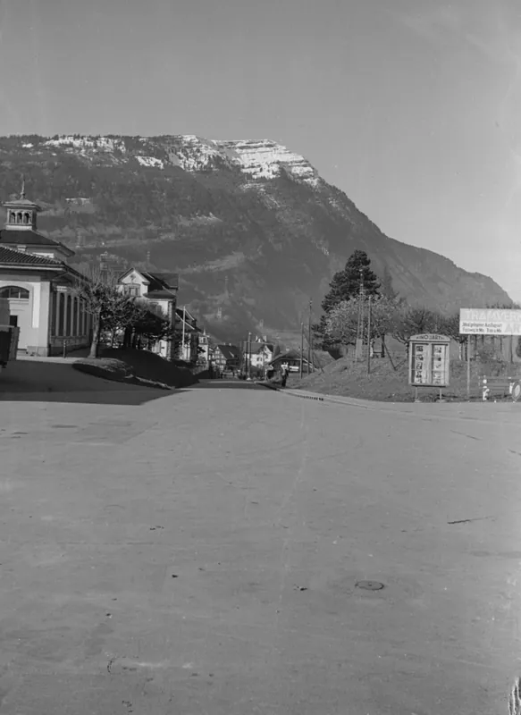 Postgebäude, Talstation der Arth- Rigi -Bahn und Dorfpartie in Goldau (05.11.1952)