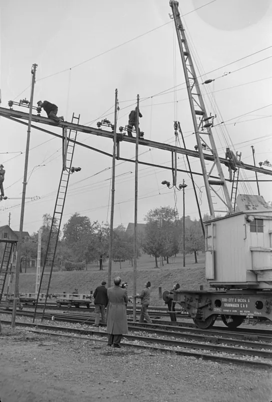 Auswechseln eines Fahrleitungsjochs in Küssnacht am Rigi (25.10.1951)