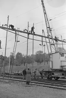 Auswechseln eines Fahrleitungsjochs in Küssnacht am Rigi (25.10.1951)