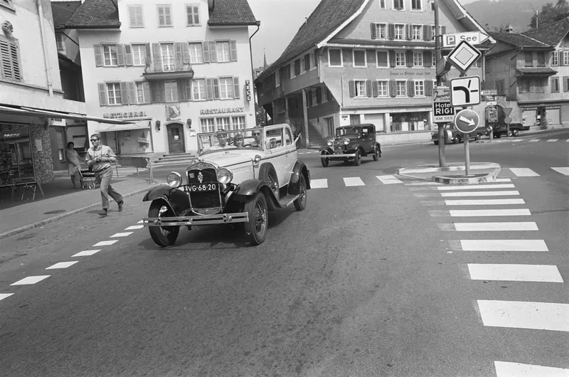 Klassieke Ford rijdt door de Zwitserse plaats Weggis aan he tVierwalstáttersee, Bestanddeelnr 920-4867 (1967-07-07)