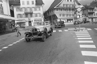 Klassieke Ford rijdt door de Zwitserse plaats Weggis aan he tVierwalstáttersee, Bestanddeelnr 920-4867 (1967-07-07)