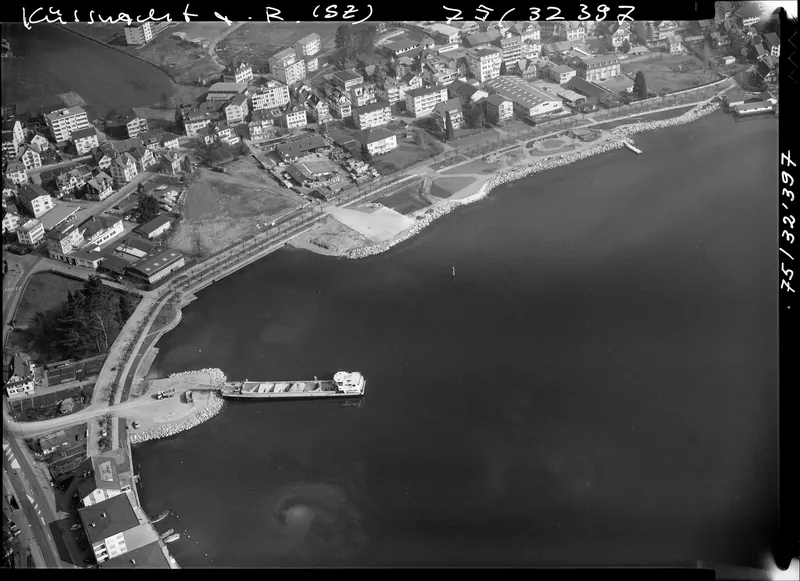 Küssnacht am Rigi SZ, lake filling and unloading of gravel from a leather ship (27.02.1975)