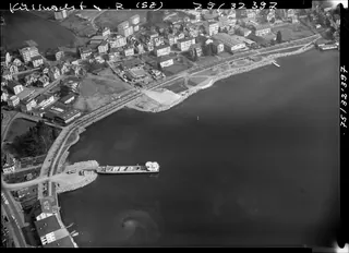 Küssnacht am Rigi SZ, lake filling and unloading of gravel from a leather ship (27.02.1975)