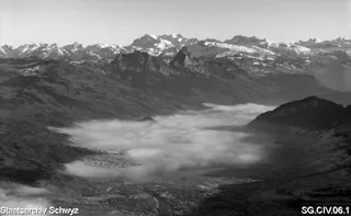 Blick von der Rigi über Steinen gegen die Mythen mit Nebelmeer (1940)