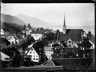 Altstadt Zug mit der Rigi im Hintergrund (1897)